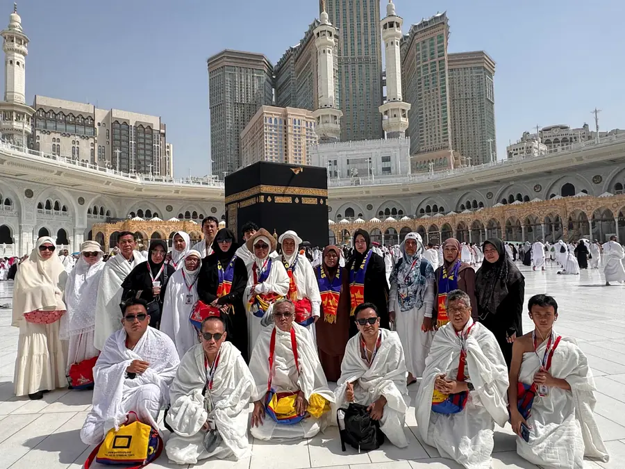 Rombongan jamaah Arofah Tours di depan Ka'bah