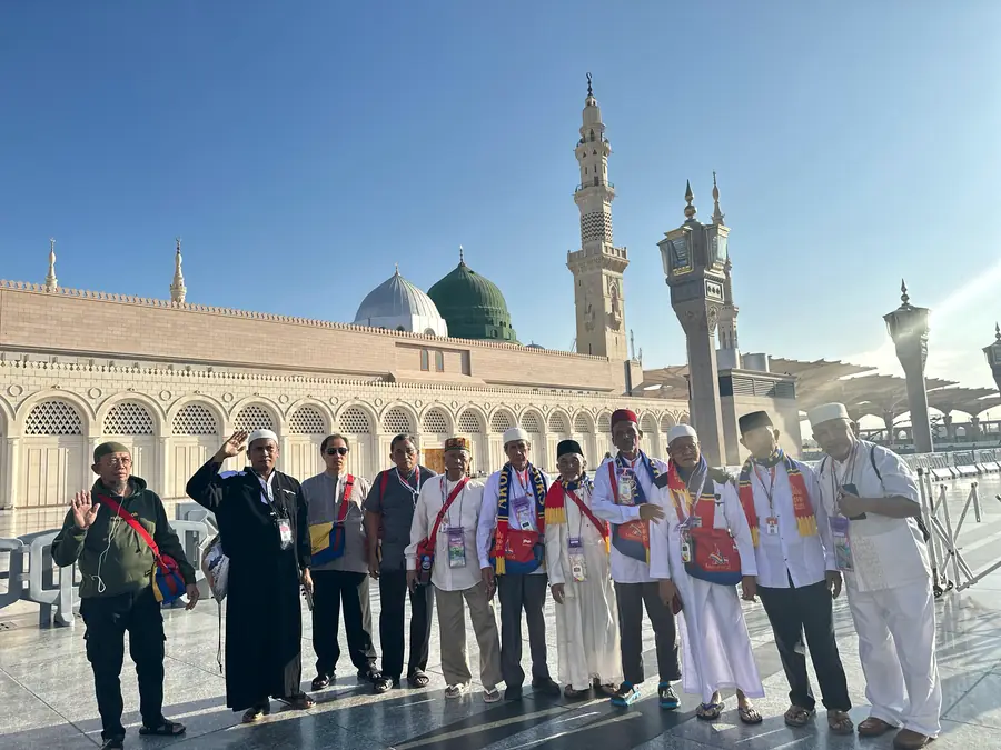 Rombongan jamaah Arofah Tours di pelataran Masjid Nabawi